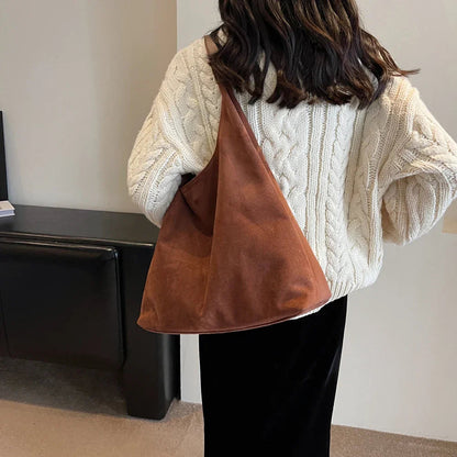 Jade™ | Lyxig Mocka Tote med Höstkänsla & Funktionell Design