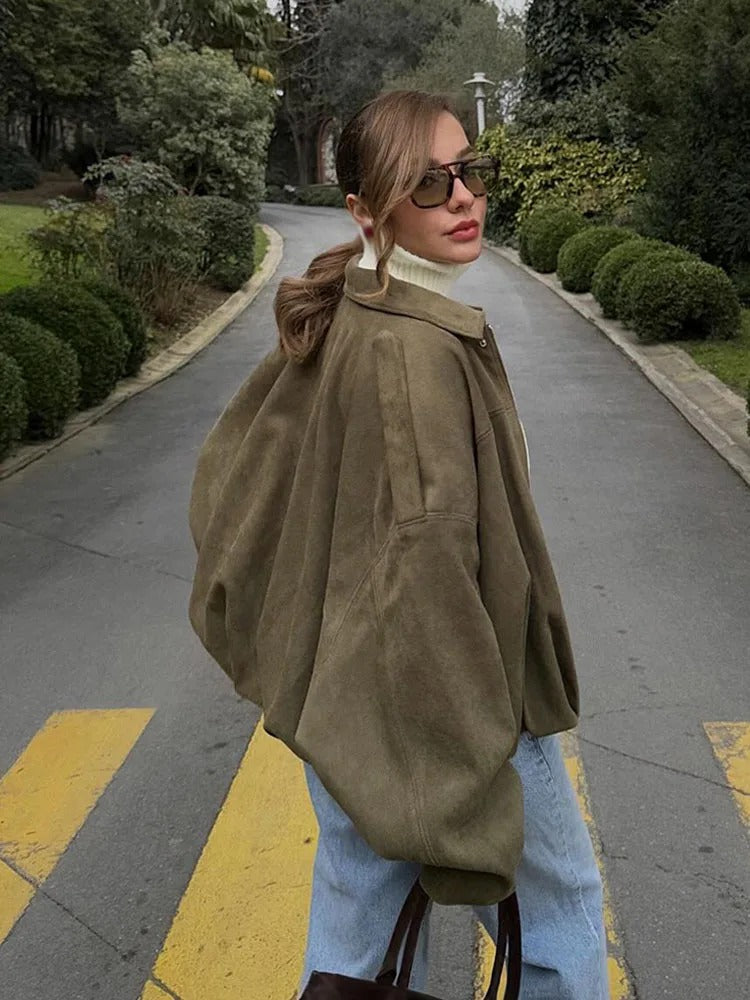 Evergreen Suede Bomber™ | Lyxig mockajacka för varje tillfälle