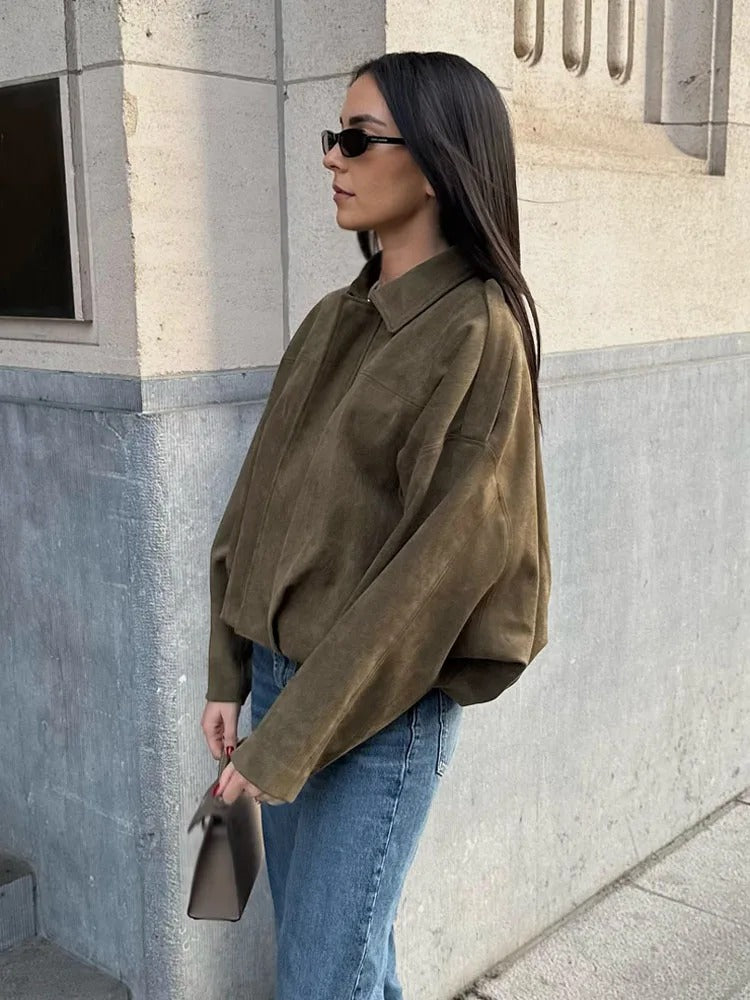 Evergreen Suede Bomber™ | Lyxig mockajacka för varje tillfälle